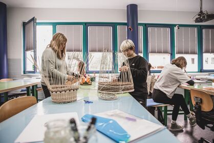 Feinmotorik beim Körbe flechten